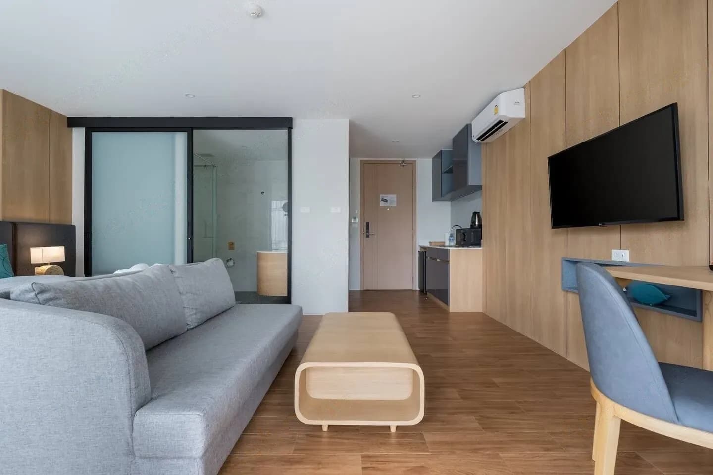 Современная квартира-студия в уютной локации — фото 2